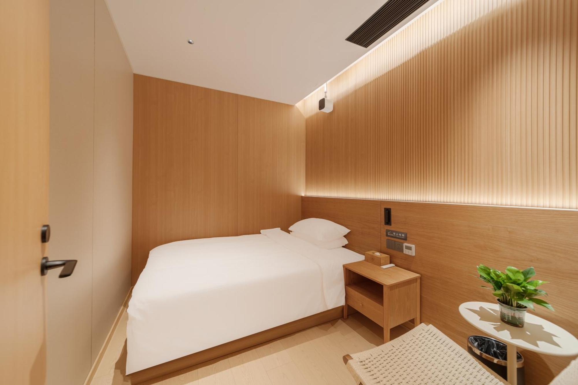 Captain 5 Youth Hotel-xianxia Road Branch 2*
