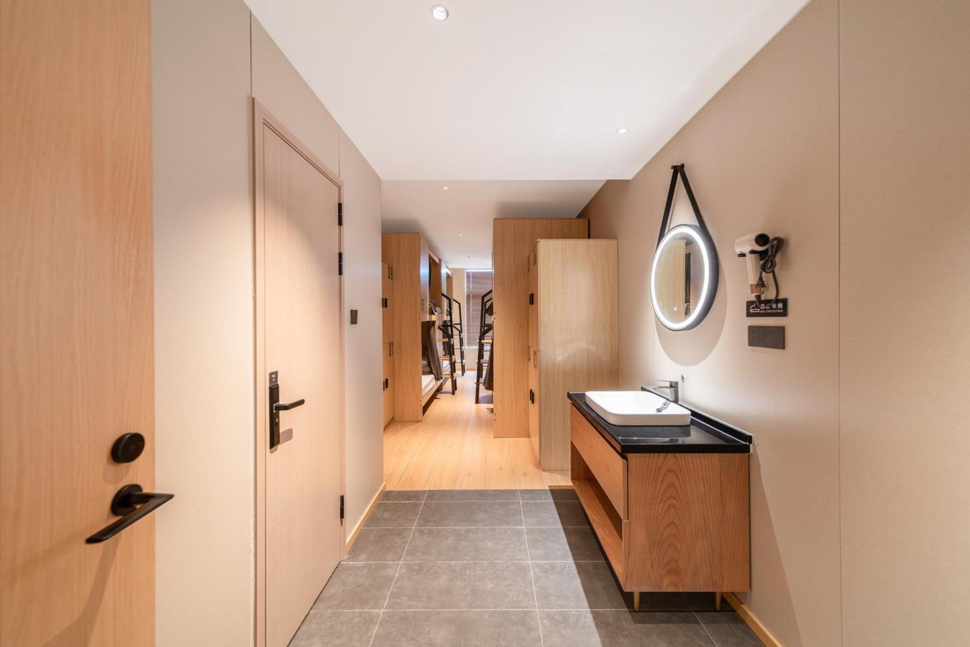 Captain 5 Youth Hotel-xianxia Road Branch 2*