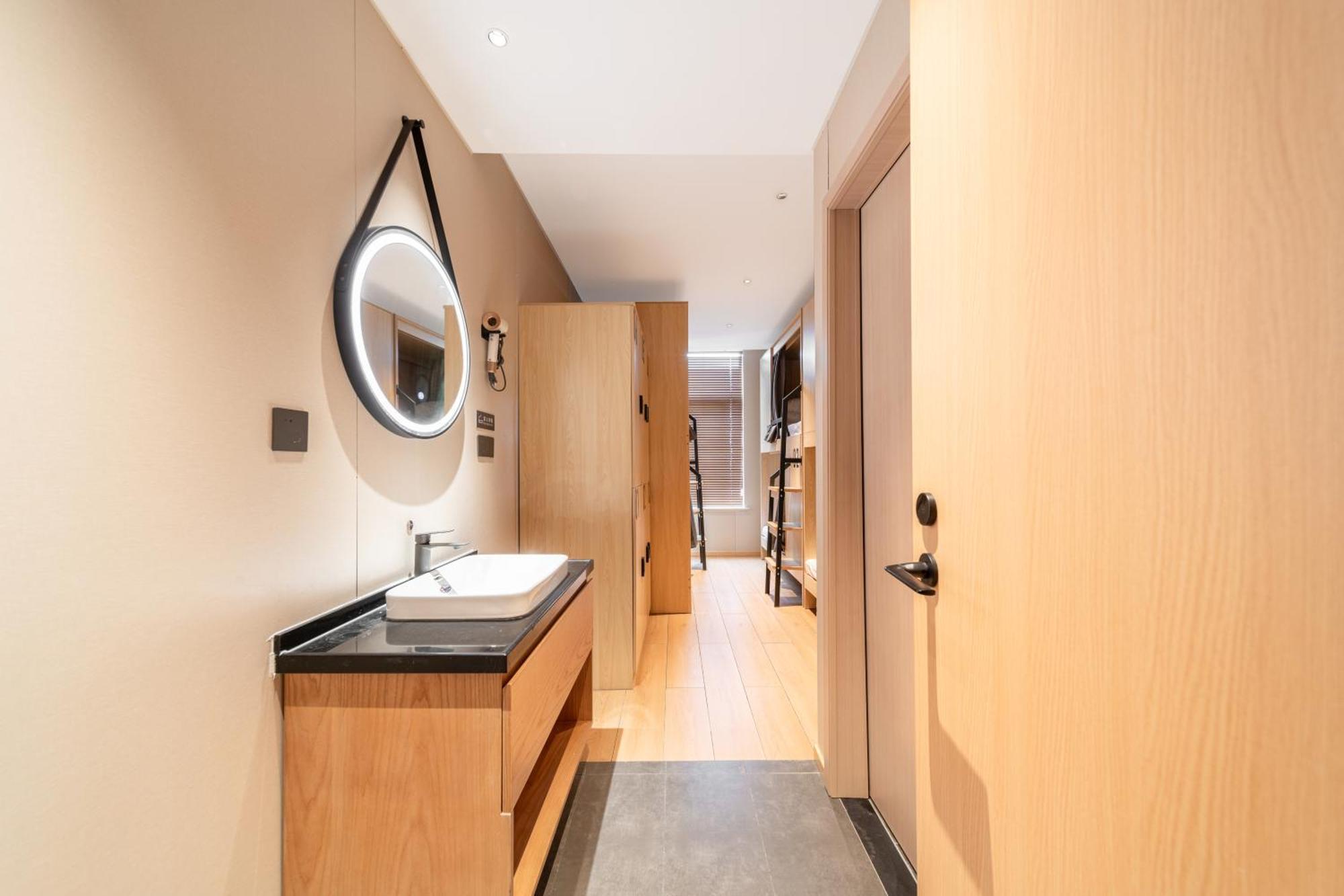 Captain 5 Youth Hotel-xianxia Road Branch Hotel